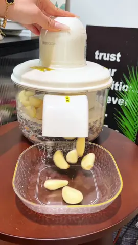 Máy bóc vỏ tự động rất tốt trong việc bóc vỏ tỏi. Máy cũng có thể bóc vỏ nho, chà là xanh, mận, cóc, sấu và nhiều loại trái cây nhỏ có vỏ khác ~ #donoidiatrungquoc #donoidiatrunggiatot #maybocvo #maybocvotudong 