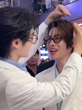 P’Tle nay làm nơ lại cho First nhưng mà ảnh phải trêu nhỏ cái ảnh mới chịu nổi :))))) Mà tự trêu xong cũng tự ngại chịu rồi đấy 🥴  @ว้อทอีฟ - What if @Firstone  #TleFirstone #TLE_mtm #Firstone #เติ้ลเฟิร์สวัน 