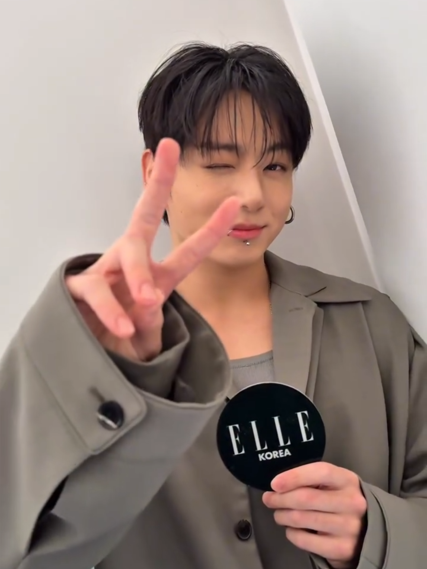 정국이 캘빈클라인했다? 캘빈클라인이 정국했다? 무슨 상관인가요. 완벽한 캘빈클라인 룩의 정국이 눈 앞에 있는데! 정국의 룩 소개와 가장 마음에 드는 아이템을 정국에게 들어보세요. #정국 #jungkook #bts