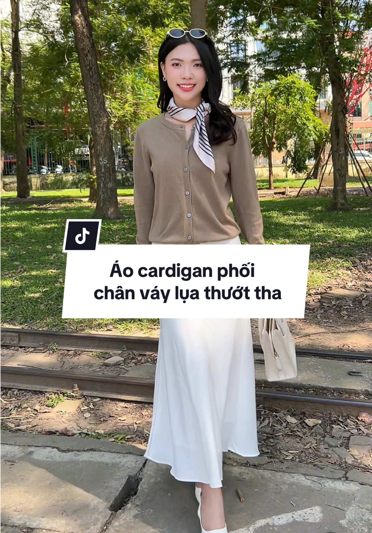 Áo cardigan kết hợp chân váy lụa dài điệu đà, thướt tha 🍂 #melinfa #aolen #aolennu #style #fyp #viral #xuhuong #macnhamoingay #thudong #thoitrang #thoitrangnu #fashion #cardigan 