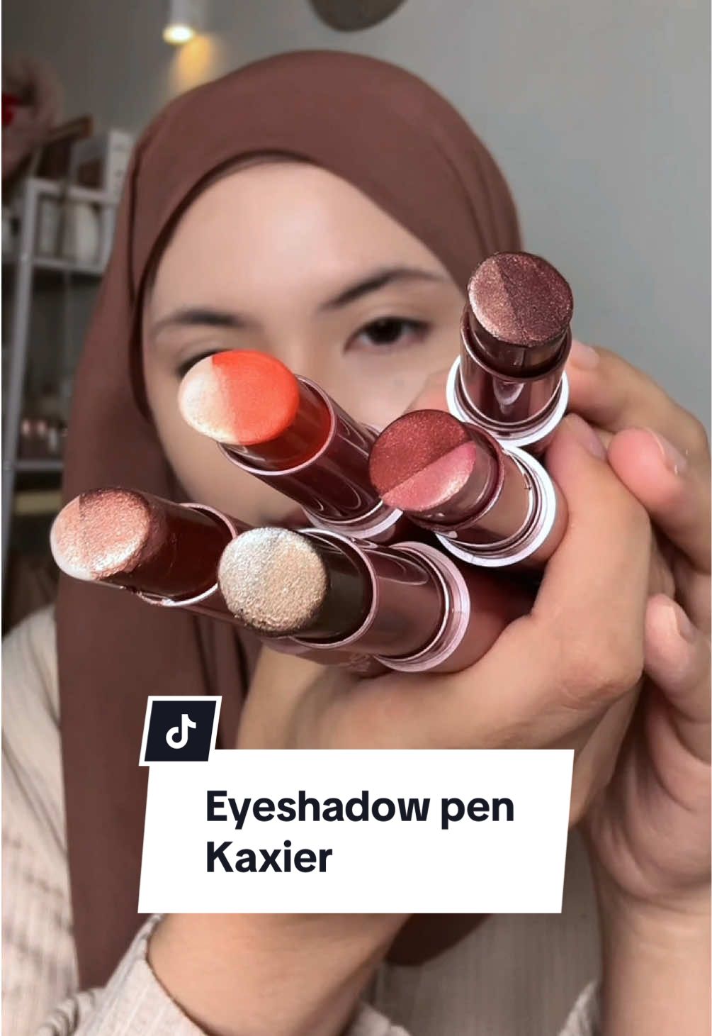 Eyeshadow pen camni wajib la ada 2/3 ok! Besttt!  #kaxiermy #kaxierbeauty ##eyeshadowpencil #eyeshadowtutorial #kaxiereyeshadow 