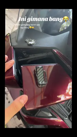 Semua honda sdh ku datangi ngg ada yg jual bjirr😭😭😭 jdi beli nya di mana lagi?? Adakah yg tau beli dimana pliss kasih tau aku…  Jangan bilang aku ngg ngerawatt plisss’ ini gara2 abang parkir ngedorong lewat kantong nya, and cantollan nya patah deh🥹syedihh tpi ngg papa….. plis kasih aku info dimana orang jual lgi #hondapcx160 #pcxburgundy 
