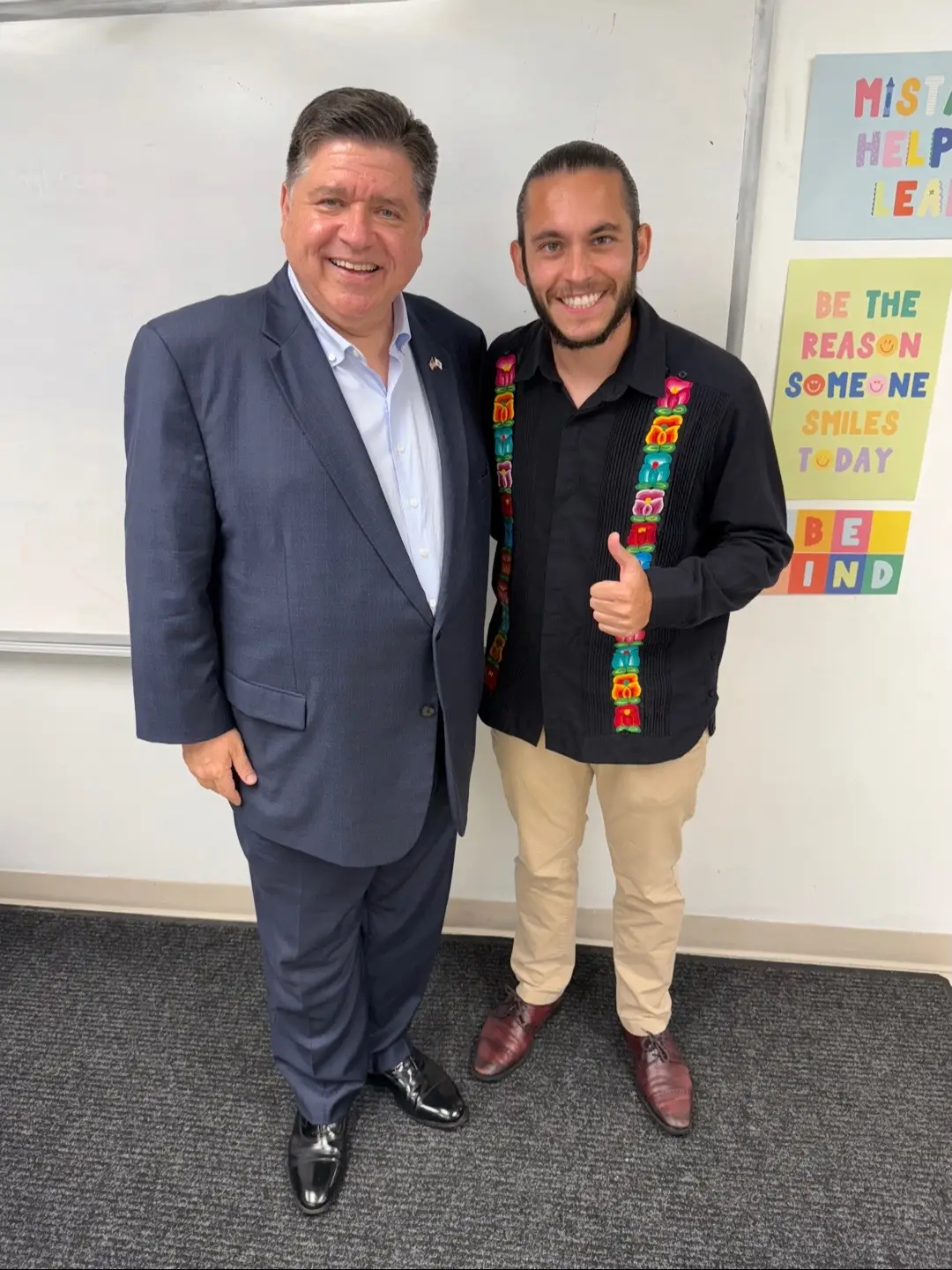 Hoy tuve el gran honor de conocer y platicar por un buen rato con JB Pritzker, empresario y actual gobernador del estado de Illinois 🙏 La verdad que es una gran persona con un enorme corazón hacia nuestra gente Latina inmigrante y quedé sorprendido por todo lo que anda haciendo para protegernos en estos momentos tan difíciles ❤️ Mañana les tendré listo el vídeo donde podrán ver un poco de la conversación que tuvimos pero por ahora solo le quiero dar gracias a Dios por esta increíble oportunidad de conocer a una de las personas más poderosas e influyentes en nuestro país 🇺🇸