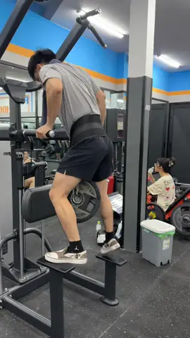 Lại là cuối tuần tập Dips nhẹ nhàng 🙃. Không nên thử theo nếu chưa đủ lực, chấn thương đấy.  #gym #timpt #dips #slimfit #waystation 
