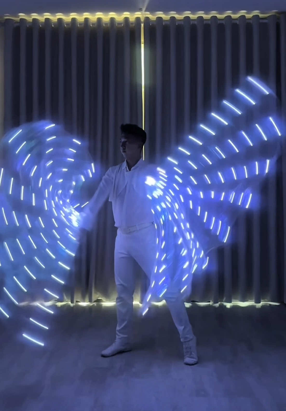 ✨ Tuyệt đối điện ảnh với đạo cụ cánh bán nguyệt LED độc đáo ✨ Update trang phục và đạo cụ mới nhất đến từ TPBD Fevery #fevery #trangphucbieudienfevery #trangphucbieudienhanoi #vannghe #vannghe2011 