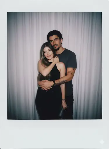 Andan murmurando que lo nuestro no es debido y le faltan el respeto sin derecho a nuestro amor. 