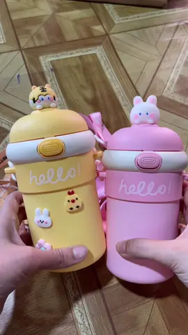 Bình nước thủy tinh bọc nhựa giữ nhiệt có ống hút kèm dây đeo , nắp hình thú dễ thương #binhnuoc #binhnuocgiunhiet #binhnuocchobe #binhnuocthuytinh #xuhuong 