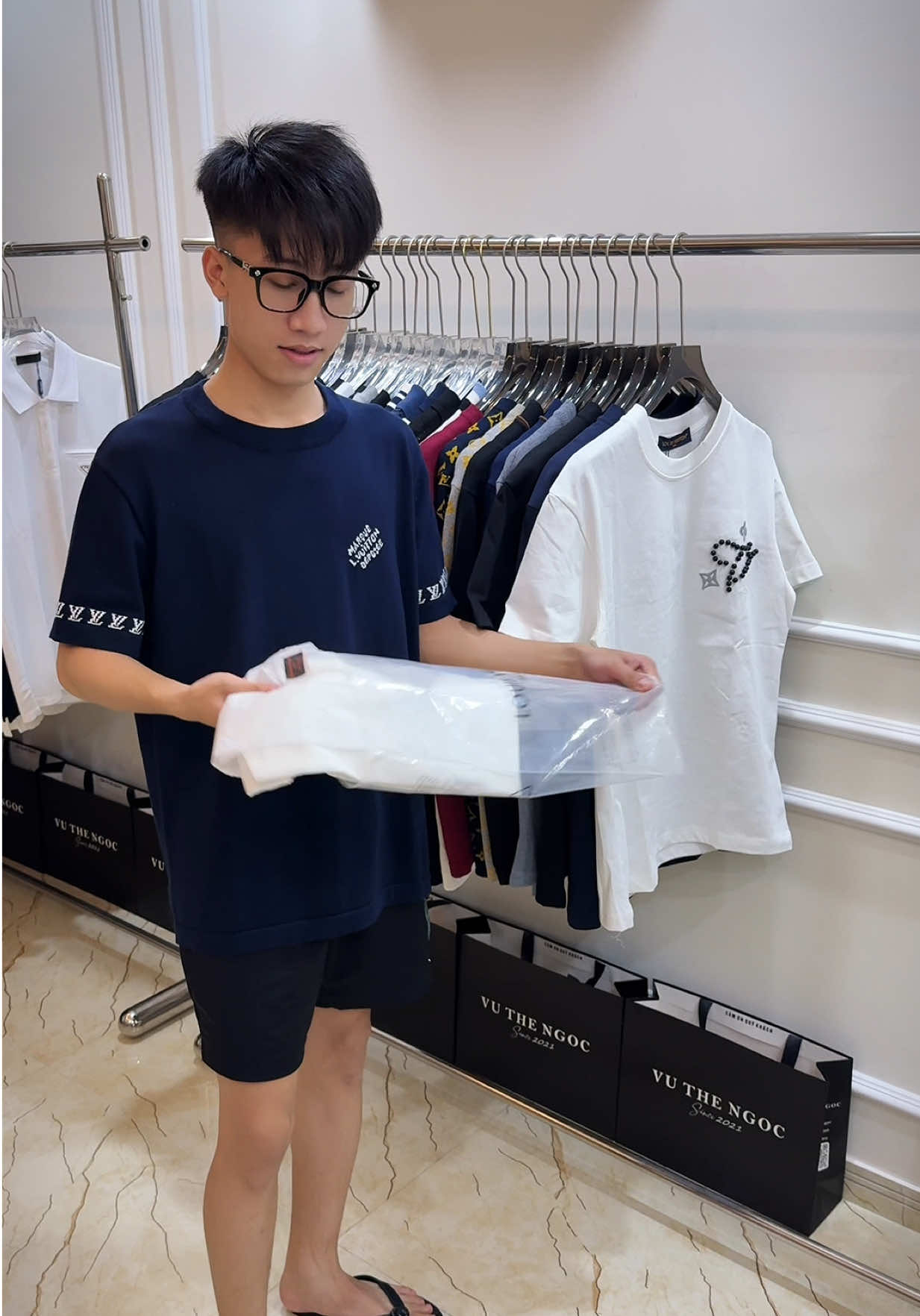 Mặc đôi thì đẹp còn gì bằng, lại hot dần dần rùi..