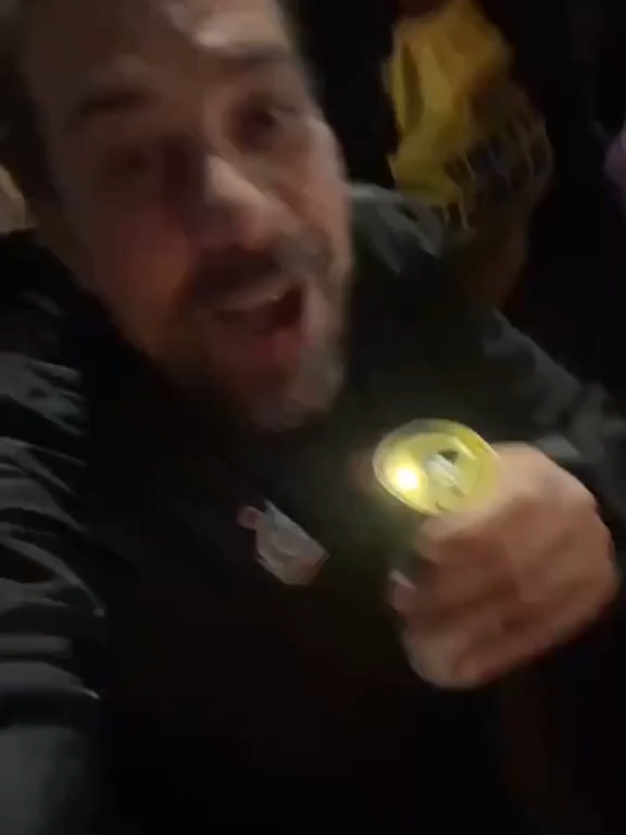 Guilherme Boulos e paulistas bêbados cantam sóbrios 