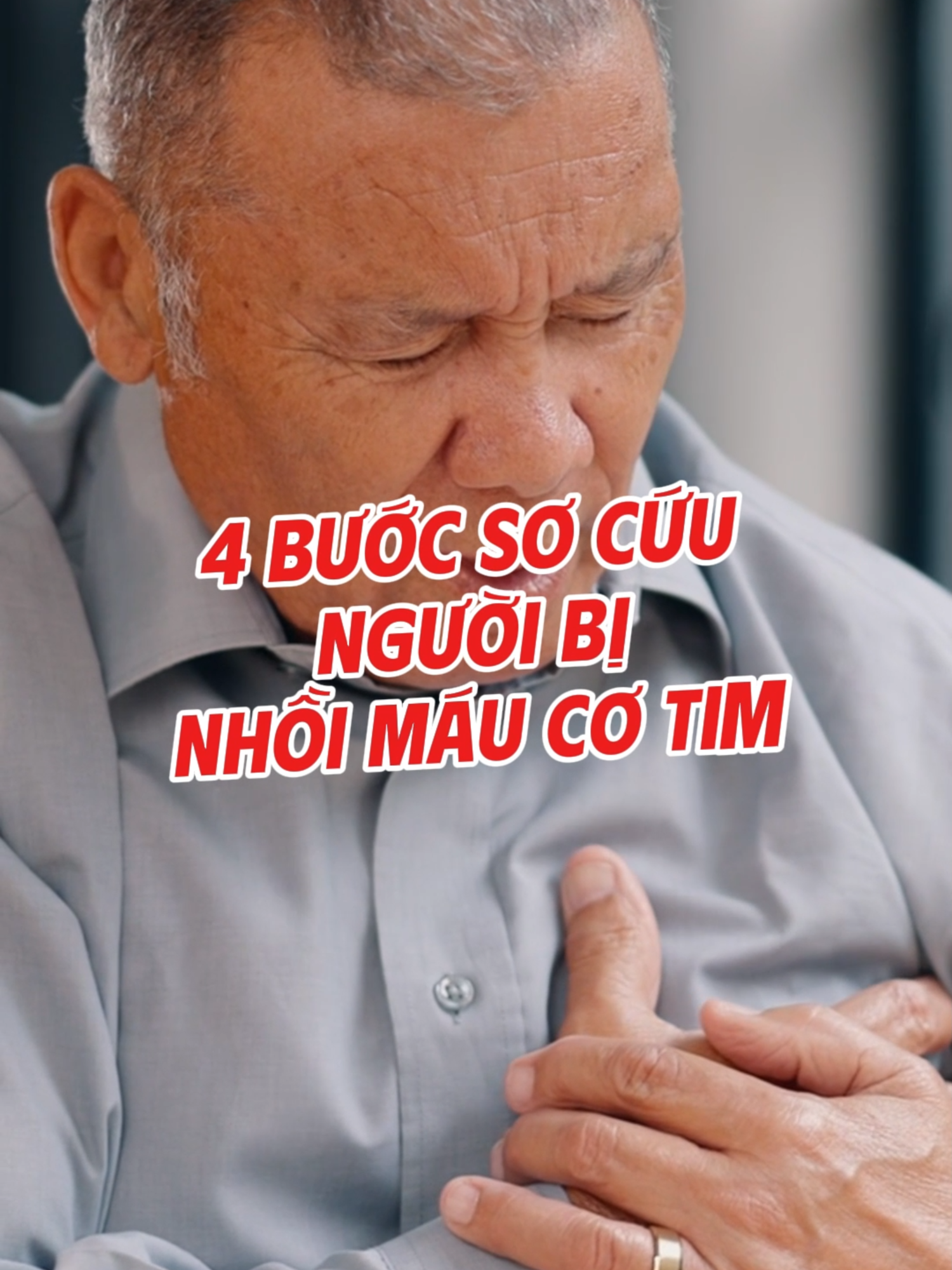 4 bước sơ cứu người bị NHỒI MÁU CƠ TIM. Nhồi máu cơ tim là tình trạng cơ tim bị thiếu máu nuôi và hoại tử, do mạch vành bị tắc nghẽn đột ngột bởi cục huyết khối trong lòng mạch. Nếu lưu lượng máu không được phục hồi nhanh chóng, cơn nhồi máu cơ tim có thể gây tổn thương cơ tim vĩnh viễn và tử vong. Video là một số nguyên tắc cơ bản khi sơ cứu cho người bị nhồi máu cơ tim, bạn cần nhớ nhé #socuunhoimaucotim #capcuunhoimaucotim #nhoimaucotim #benhtimmach #hotrotimmach #TimMach