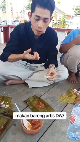 @da7ilemui makan buras.. karena buras tidak ad di asrama.. 