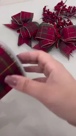 🎄✨ Transforme sua decoração com a #FitaNatalina cheia de brilho e encanto! Perfeita para árvores, guirlandas e presentes. 🎁✨ #DecoraçãoDeNatal #Natal2025 #CasaDecorada 