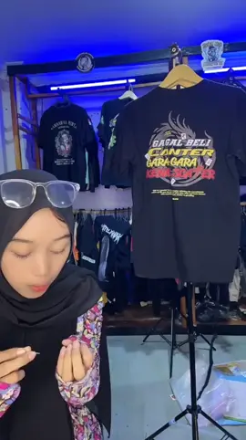 Dapatkan Kaos Dibalik Gaji Kecilmu bahan cotton combed 24s! Adem dan nyaman dipakai sepanjang hari. Jangan sampai kehabisan!