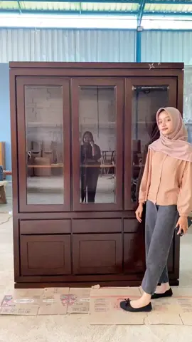 Rekomendasi almari pajangan kayu jati model minimalis tinggal taruh di ruang  tamu #almarihias #lemaripajangan3pintu #almarihiaskaca