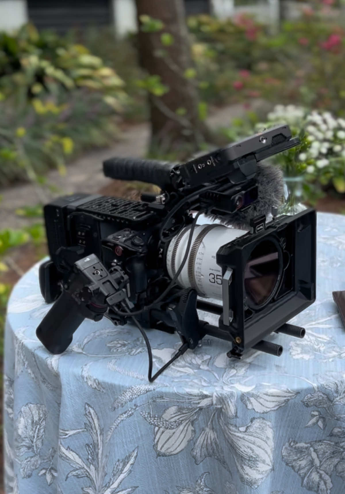 My Camera Rig For The Day 🤙 with @laurenetinsley  16lbs! Anamorphic Cine Glass Just Hits On Wedding Days 🎥 #filmmaking #weddingvideography #weddingphotographer #weddingvenue #weddingtok 