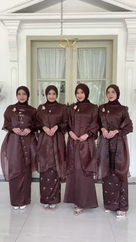 Melayu series in espresso ❤️✨ info harga dari kiri kekanan:  1. ⁠ rahayu tunik extra payet harga mulai 375k + gita polos harga mulai 150k + embroidery shawl 100k + bross payet 49k 2. ⁠alya tunik harga mulai 265k + gita skirt payet 2 harga mulai 185k + embroidery organza shawl 100k + bross payet 49k 3. sarah tunik harga mulai 299k + ariel skirt harga mulai 180k + embroidery organza shawl 100k + bros payet harga 49k 4. ⁠liyana tunik harga mulai 270k + gita payet harga mulai 185k + embroidery organza shawl 100k + bross payet 49K pengiriman : 28 September 2025 untuk katalog lengkap bisa cek di @alfizahrahijab_katalog ‼️WARNING PENIPUAN ‼️ Nomor admin hanya WA CS 1 = 0813-9182-0052 (JATENG, DIY, SULAWESI ) CS 2 = 0821-2208-8608 (JABAR, NTT, NTB DAN DALAM NEGERI LAINNYA) CS 3 = 0821-2208-8609 (MALAYSIA, SINGAPORE, FOR ANY COUNTRIES) CS 4 = 0823-2421-1470 (SUMATERA, JATIM)  CS 5 = 0858-2028-0845 (JAKARTA, BANTEN, KALIMANTAN) dan rekening hanya BCA atas nama @anikzahrotussajida 🌸CARA ORDER WEB 🌸 Pada saat jadwal Open Po serentak Web ( alfizahrahijab.com) akan dibuka, jadi temen2 bisa langsung order dan payment karena sistem web  akan langsung mendapatkan invoice. Sementara order by WA biasanya ± 4hari baru dapat invoice karena CS setiap area akan membalas sesuai antrian chat yang masuk 🌸CARA ORDER WA 🌸 Kirim Format Order ke nomor WA diatas Nama: No HP: Alamat: (wajib ada kecamatan) Order:  1. Nama dress/Warna/size/Request size jika ada 2. Nama dress/Warna/size/Request size jika ada 3. Hijab segi4/pasmina kirim ke no WA cs diatas / klik link di bio