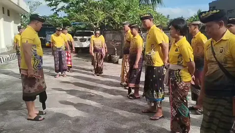 POLSEK KLUNGKUNG MENYAMA BRAYA DI PURA PAIBON PASEK GELGEL AKAH KLUNGKUNG*. Polda Bali- Polres Klungkung- Polsek Klungkung.  Kapolsek Klungkung Kompol I Wayan Sujana, SH., MM bersama para Pejabat Utama (PJU) dan personil Polsek Klungkung melaksanakan kegiatan Menyama Braya dengan ngayah di Pura Paibon Pasek Gelgel Akah, Klungkung, Sabtu (13/9/2025). Kehadiran Kapolsek dan jajaran disambut langsung oleh Kliang Pura Pasek I Ketut Sudika, Jro Mangku Dalem selaku pengelingsir lan pemucuk, serta krama pura yang berjumlah 76 KK. Adapun kegiatan ngayah ini dilaksanakan dalam rangka Karya Mamungkah, Mendem Pedagingan, Ngenteg Linggih Pedudusan Agung, Menawa Ratna Mapeselang, Pengerayungan, lan Pedanan Caru Malik Sumpah di Pura Paibon Pasek Gelgel Akah. Puncak karya akan dilaksanakan pada 24 September 2025 mendatang. Turut hadir pula Kliang Dusun Br. Tengah, I Wayan Sulitra, yang mendampingi rangkaian kegiatan ngayah tersebut. Kapolsek Klungkung Kompol I Wayan Sujana, SH., MM menyampaikan bahwa kegiatan Menyama Braya ini merupakan wujud nyata kepedulian Polri, khususnya Polsek Klungkung, dalam menjaga keharmonisan, kebersamaan, serta mempererat hubungan dengan masyarakat dan krama adat Kapolsek Klungkung Kompol I Wayan Sujana, SH., MM mengatakan, “Melalui kegiatan Menyama Braya ini, kami ingin menunjukkan bahwa Polri tidak hanya hadir dalam tugas pengamanan, namun juga sebagai bagian dari masyarakat untuk ngayah, berbagi tenaga dan kebersamaan. Inilah wujud sinergi antara Polsek Klungkung dengan krama adat dalam menjaga keharmonisan dan persaudaraan.”serta ikut memperlancar jalanya kegiatan Upacara, 