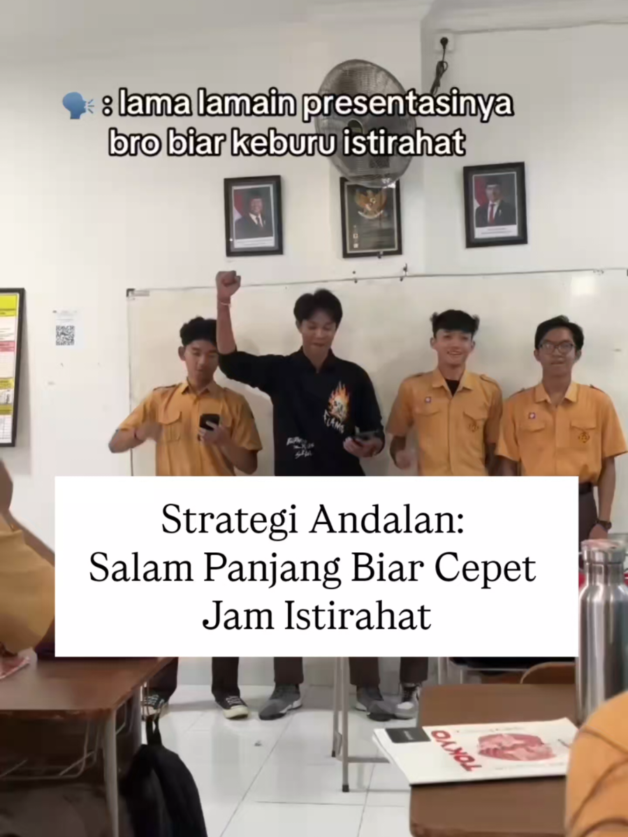 Momen lucu saat presentasi di kelas, salam pembuka dipanjangin biar cepat masuk jam istirahat 😂📚 Sumber : bollsquad 12 #smansia #lucu #fyp #luculucuan #meme 