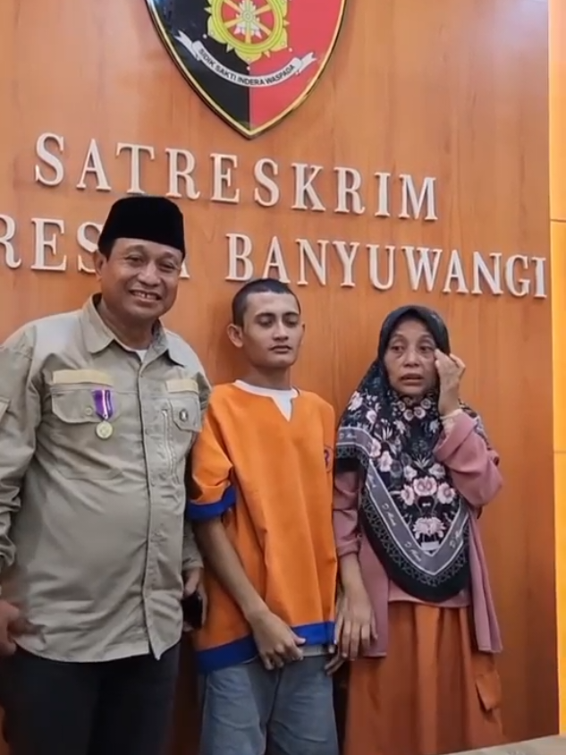 cerita nya panjang ke intinya sja. Seorang anak yang dilaporkan Ibukandung nya karena dia menganiyaya ibunya sndiri. dan stlah 20 hari ibunya mencabut laporan nya #anakdurhaka #aniyayaibukandung #dilaporkanibunya #penjara 