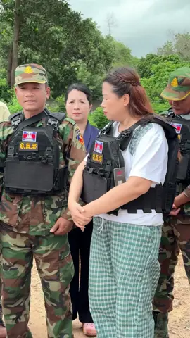 😢ឪពុកម្ដាយលោកពូ ផ្ដាំថា «ក្បត់អីក្បត់បាន តែកុំក្បត់ទឹកដីខ្លួនឯង » ជីវិតលោកពូប្រគល់ជូនជាតិ តាំងពីអាយុ ១៤ឆ្នាំ ជីវិតគាត់ ១គាត់មិនស្ដាយទេ ព្រោះទឹកដីខ្មែរ សំខាន់ជាងជីវិតលោកពូទៀត 🙏🇰🇭 ________________________ #SokReaksmey #សុខរស្មី #SybelleParis_សុីប៊ែលប៉ារីស #សារ៉ាយសមុទ្រសុីប៊ែលប៉ារីស   #កងទ័ពជួរមុខកម្ពុជា #សាមគ្គីកម្ពុជាដើម្បីវីរៈជនជួរមុខ