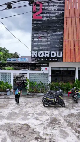 Tempat ngopi yang udah nggak asing lagi buat warga Pontianak? Ya, di Nordu jawabannya! ✨ Indoor adem, outdoor asik, dan sekarang ada menu 11 Naga buat sarapan pagi sampai jam 11 siang. Mulai dari Morning Don, Nasi Telur Ebi, sampai aneka dimsum serba 11 ribu aja 🤩 🍹 Cobain juga minuman barunya, Sugus Blackcurrant yang manis dan segar! Siang harinya? Ada menu Waktu Indonesia Membara jam 12–3 sore. 📍 Yuk, jangan lupa mampir ke Nordu dan nikmatin suasana plus menunya yang bikin betah!