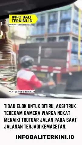 Aksi Truk Besar di Bali Tuai Sorotan Warganet Sebuah video yang diunggah akun TikTok Adellia memperlihatkan momen menegangkan ketika sebuah truk besar nekat melintas di jalur kiri yang sangat sempit. Tak berhenti di situ, pengemudi juga terlihat memaksa truknya naik ke trotoar demi bisa terus melaju. Aksi ini langsung membuat pengguna jalan lain terkejut dan khawatir, mengingat ukuran truk yang besar berpotensi membahayakan pejalan kaki maupun kendaraan sekitar. Hingga kini, belum ada informasi resmi mengenai lokasi kejadian dan alasan pengemudi memilih jalur tersebut. Video ini pun ramai diperbincangkan warganet, terutama soal pentingnya disiplin dan keselamatan berkendara di jalan raya. 📌 Source: @denpasar.viral #ViralBali #DenpasarViral #BeritaViral #TrukViral #KeselamatanBerkendara           