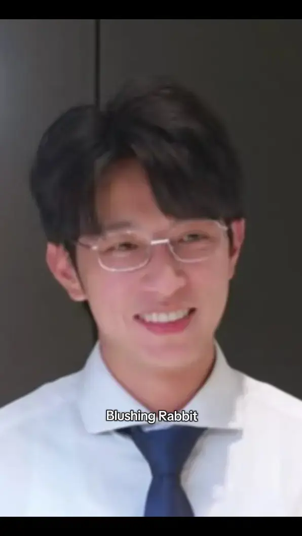 Mommy lucu banget pipinya agak gembul sama wajahnya merah. Kalo notice, Pein klo salting atau excited/semangat kyk waktu game di live, jadi memerah gitu.  Padahal kan dia tan ya tapi klo blushing tuh bisa ngepink merah gitu 😳😳😳 Lucu banget mommy 🤏🤏 #OceanJiang #LiPeiEn #ABODesire #DesireTheSeries #JiangLi 