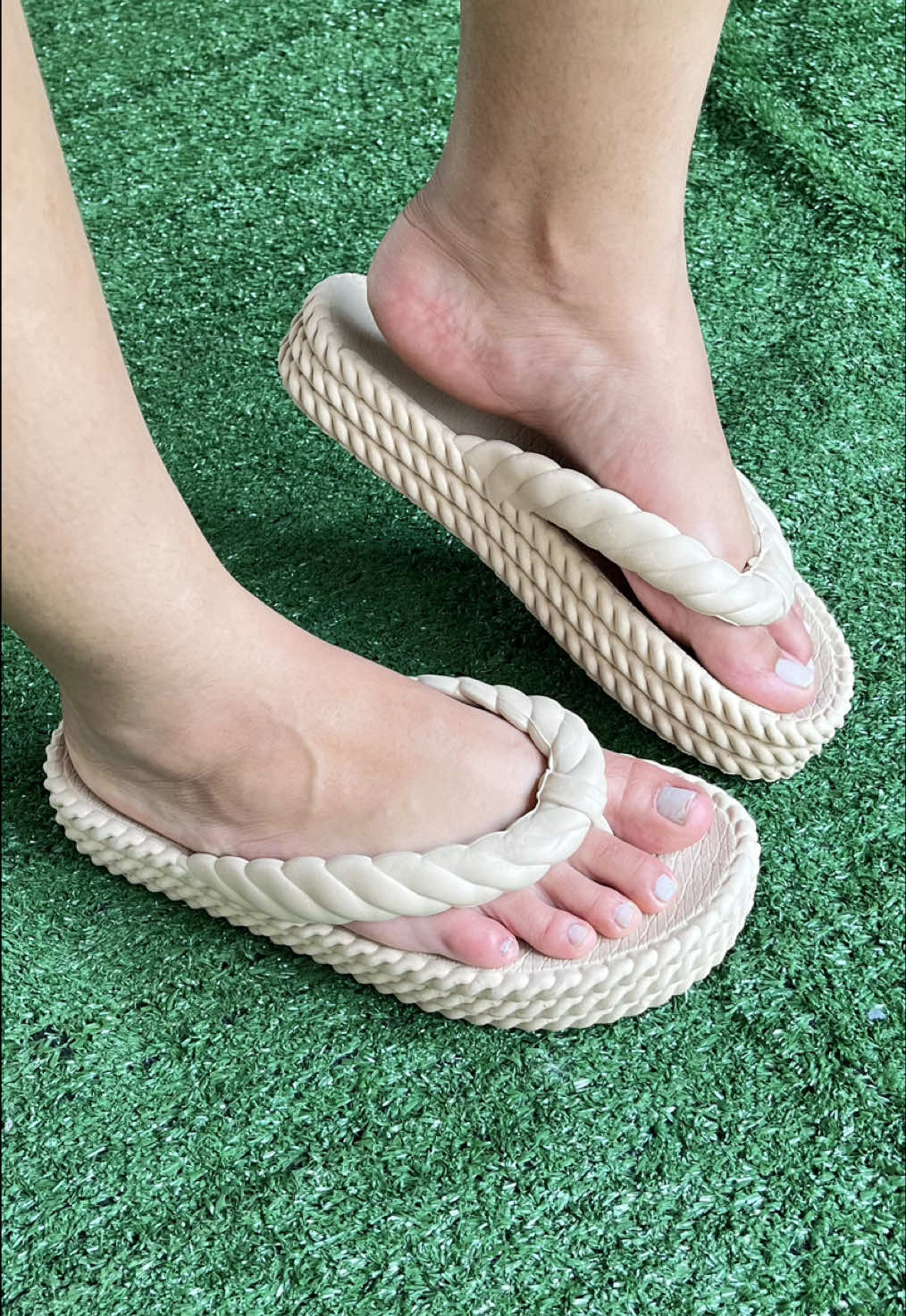 Estilo e conforto em cada detalhe 👣✨ O Chinelo 3 Tranças chegou pra ser o destaque do seu look de verão ☀️🔥  . . . #shope #chinelosfemininos #3tranças #shopee 