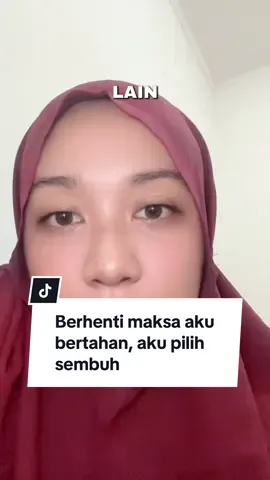 Kadang yang bikin kita ragu buat ninggalin orang toxic itu bukan karena sayang, tapi karena mereka jago bikin kita ngerasa BERSALAH. ✨ Padahal kalau hatimu lebih tenang setelah menjauh, itu tandanya kamu ambil langkah yang benar. Jangan biarin siapapun ganggu kesehatan mentalmu ❤️ ⸻ #ToxicPeople #MentalHealthAwareness #HealingJourney #SelfLove #BeraniLepas
