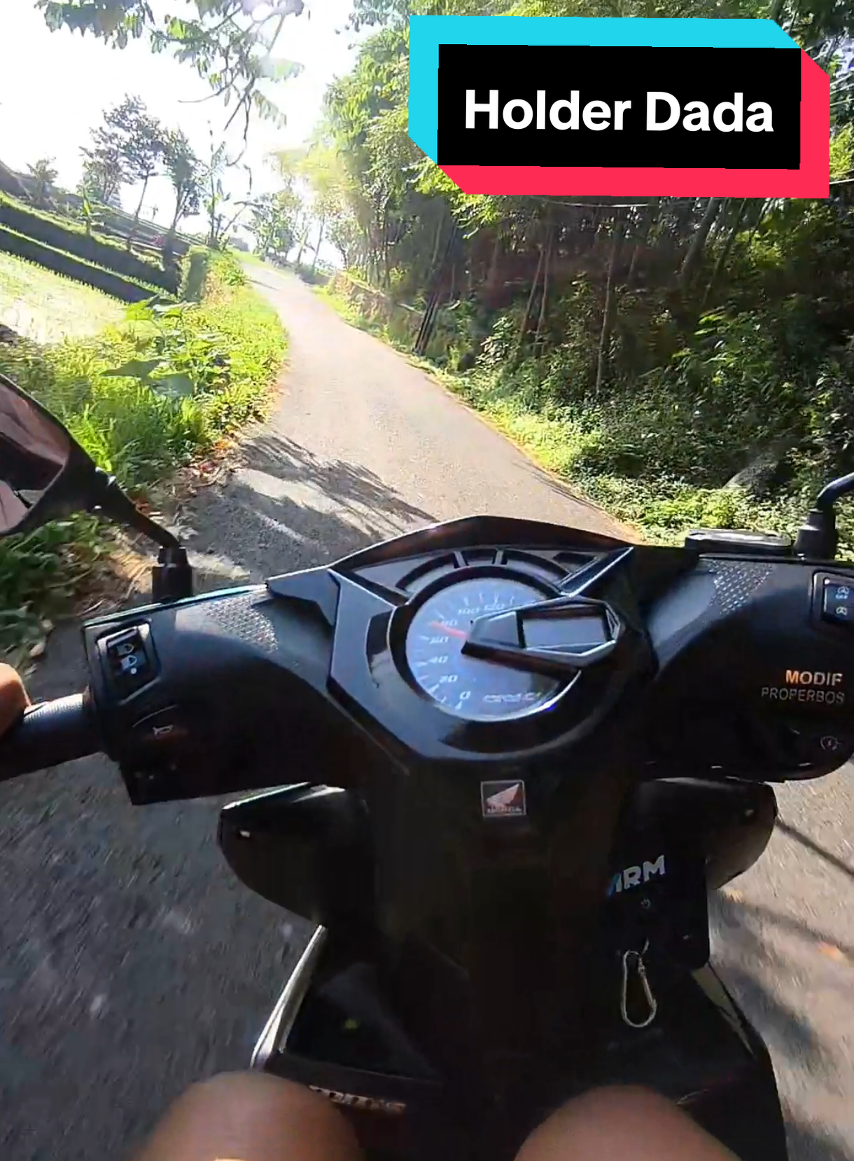 Cocok banget buat kalian yang demen ngonten ala² motoploger yaa dan masi banyak kegunaanya😋 #beatdeluxe #holder #dada 