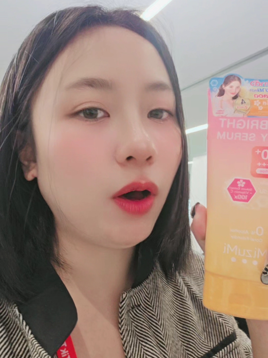กันแดดทาตัว MizuMi UV Bright Body Serum ของแท้ SPF50+ PA++++ กันแดดตัวเนื้อเซรั่ม ซึมไว ไม่เหนอะหนะ ไม่เป็นคราบ หลอดใหญ่ 180 ml. มีให้เลือก 3 สูตร หลอดสีชมพูส้ม เป็นกันแดดตัว MizuMi สูตรตัวหอม หลอดสีฟ้าส้มเป็นสูตรเย็น และหลอดสีขาวส้ม เป็นสูตรไม่มีน้ำหอม กันแดดตัวได้ดีเท่ากันทุกสูตร และยังมาพร้อม VitaminC บำรุงผิวใสอีกด้วย #MizuMi #กันแดดตัว #กันแดดซึมไว #กันแดดทาตัว #กันแดดทาตัวมิซูมิ #ครีมกันแดด #ครีมกันแดดเนื้อบางเบา #ครีมกันแดดมิซูมิ #กันแดดตัวMizuMi #กันแดดทาตัวMizuMi #MizuMiUVBrightBodySerum #กันแดดตัวสูตรเย็น #รีวิวบิวตี้ #รีวิวสกินแคร์ #รีวิวกันแดด #กันแดดตัวดังในtiktok❤️‍🔥 #TikTokป้ายยา #TikTokป้ายยากินแคร์ #MizuMiของแท้ 