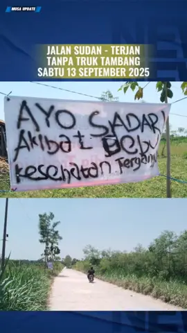 Kragan – Gerakan aksi masyarakat Desa Sudan Kecamatan Kragan yang menolak jalan dilewati truk tambang tras, karena terganggu polusi debu, diprediksi akan memantik desa-desa lain untuk melakukan aksi serupa. Apalagi desa-desa yang sudah lama terganggu kenyamanannya, akibat operasional tambang, dengan menggunakan akses jalan perkampungan. Warganet menyuarakan agar masyarakat jangan takut bersuara. Lebih-lebih terhadap tambang ilegal. “Alhamdulillah akhirnya ada yang berani bersuara,” ujar Heri Apri Astuti. “Penolakan tambang dimulai dari Desa Sudan. Mungkin dari desa lain ketika desanya terganggu bisa mengeluarkan aspirasinya. Salam sehat,” timpal Mie Jagoan. “Sale kapan iki,” kata Diono. Pada Jum’at sore (12 September 2025) berlangsung pertemuan di Balai Desa Sudan Kecamatan Kragan. Tampak hadir masyarakat, Forkompincam Kragan dan perwakilan usaha tambang. Suasana sempat memanas, karena ada yang berpendapat bahwa jalan Desa Sudan adalah jalan umum, sehingga siapa pun boleh lewat. Namun warga tetap kompak menegaskan khusus truk tambang dilarang melintas, karena dianggap sudah mengganggu kenyamanan dan kesehatan. Ahwan, warga Desa Sudan tetap menghendaki jalan ditutup bagi truk tambang. “Yang ditutup hanya khusus untuk truk tambang. Kalau yang lain, monggo. Masyarakat ya kompak. Warga di desa kalau dihadapkan dengan aturan-aturan, tapi di sisi lain kesehatan kami terongrong, ya kami tetap akan melawan mas, karena kesehatan dan bebas dari polusi adalah hak paling utama yang harus diperjuangkan,” tandasnya. Namun para pihak penambang menolak (tidak sepakat) dengan usulan warga. Mereka dari penambang yang hadir meminta surat tertulis pengajuan penutupan angkutan tambang tras yang ditandatangani warga, agar mengetahui siapa saja yang mengusulkan. Himbauan Kapolsek Thoriqul Ulum, aktivis mahasiswa dari Desa Terjan Kecamatan Kragan yang ikut memantau pertemuan tersebut membenarkan terjadi tarik ulur, antara penambang dengan warga. Soal negosiasi kompensasi, masyarakat tetap tidak mau. Warga mempersilahkan kalau tambang ingin beroperasi, tapi truk lewat jalur lain. “Setelah jalan Sudan ditutup, sebenarnya berimbas baik untuk kenyamanan warga Desa Terjan dan kampung di atasnya, Desa Watupecah, karena satu jalur,” bebernya. Sementara itu, Kapolsek Kragan, AKP Syaifudin mengimbau supaya masyarakat tidak melakukan pemblokiran terhadap truk tambang, karena jalan itu berstatus jalan umum. “Jangan melakukan pemblokiran, karena itu jalan umum,” kata Kapolsek. Ia menyarankan kalau ada keluhan, bisa dibicarakan lebih lanjut. Tujuannya, supaya semua dapat berjalan, karena sektor pertambangan juga menjadi sumber penghasilan masyarakat. “Terkait yang lain-lain, bisa dibicarakan lebih intensif dan mendalam lagi, supaya semua berjalan lancar, karena tambang juga merupakan penghasilan bagi masyarakat sekitarnya,” imbuh AKP Syaifudin. Pantauan hari Sabtu (13 September 2025), truk tambang tidak terlihat melintas di jalan Desa Sudan, sebagai akses utama masuk menuju tambang di perbukitan Desa Terjan. Lalu bagaimana dengan jalur lain, khusus untuk truk tambang ? sejauh ini kemungkinan membuat jalan sendiri masih sulit terwujud, karena butuh biaya tinggi pembebasan lahan. (Musyafa Musa).