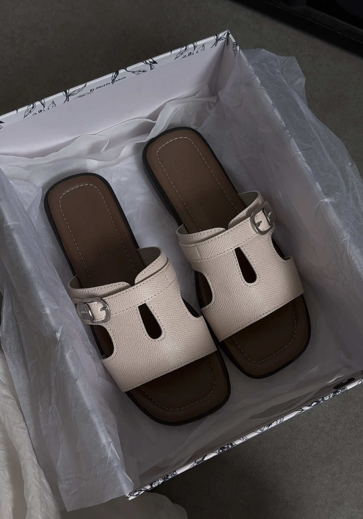 thích mang dép cho thoải mái nhưng lại sợ kém thanh lịch và kém sang thì hãy tham khảo liền mẫu này đi nè mọi người, hiếm có đôi dép lê nào mà sang được như này lắm nha ❤️⌚️⌚️❤️❤️ #review #giayxinh #sandal #depxinh #depnu  