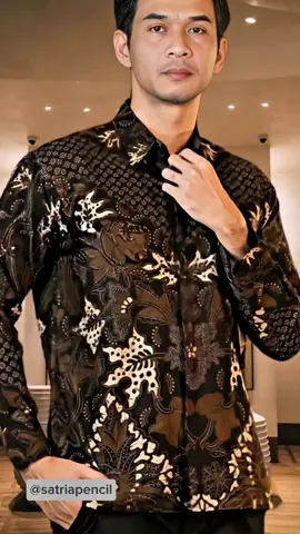 pilihan kemeja batik elegan pria motif perwira koleksi dari batik prabujaya reguler fit dari bahan katun halus lapis furing premium rekomendasi baju batik klasik pria lengan panjang #bajubatik #batikpria #batikprabujaya #kemejabatik #batikklasik 