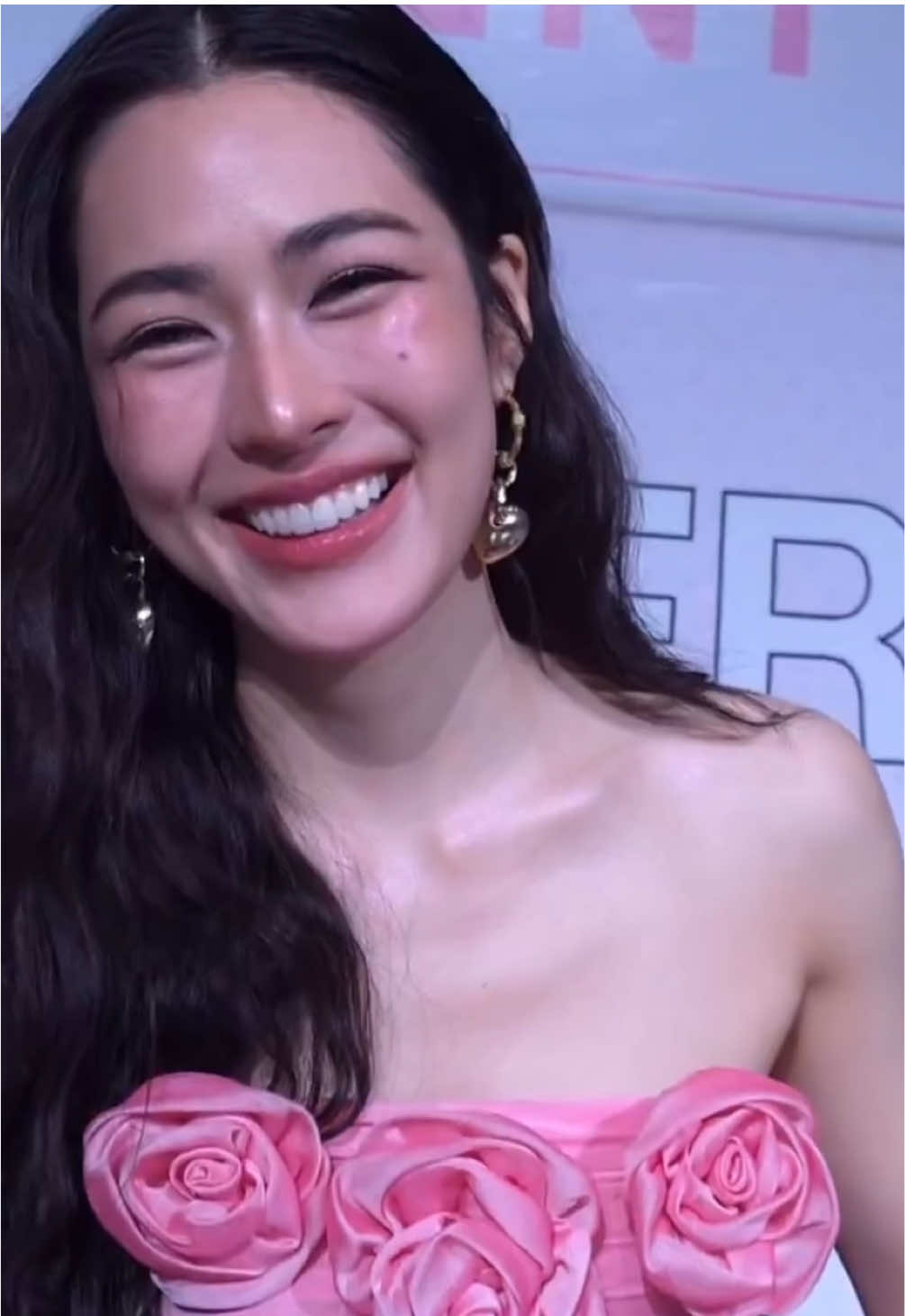 รอยยิ้มที่สดใสในแต่ละวัน☺️ [ขออนุญาตเจ้าของคลิปนี้ด้วยนะ] #linglingkwong #หลิงหลิงคอง 