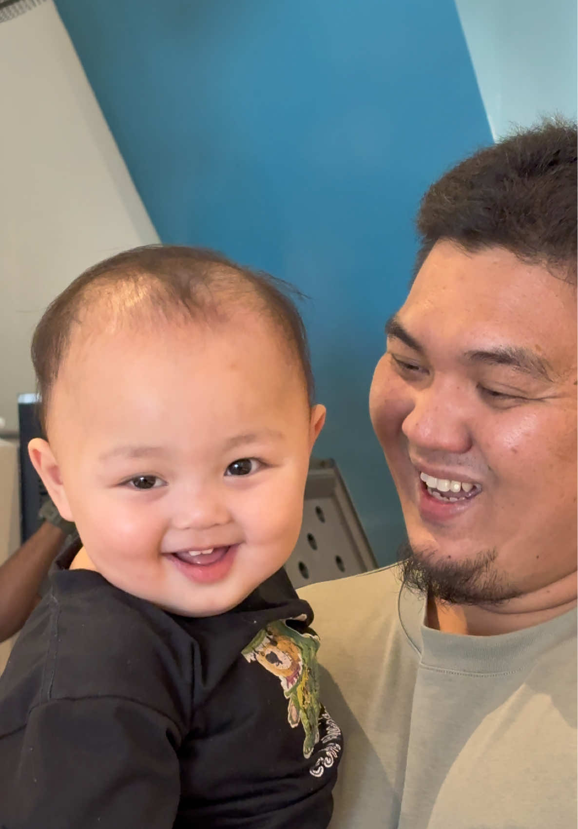 Maaf kepada yang datang nak jumpa anakanda Wael dan Gibran tapi anak-anak takda di kedai. Abang chaq minta maaf ya. Jangan kecewa, jangan serik, datang lagi.  Bukan sebab merajuk, marah atau apa-apa. Demi keselesaan pelanggan adalah utama dan staf boleh focus dalam melaksana kerja mereka. Atas rezeki awak, kalau Wael dan Gibran ada di kedai. Abang chaq tak berani janji ya. Sebarang pertanyaan, awak boleh hubungi Uda atau Wahid ok.