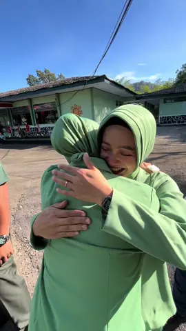 Padahal sudah punya planning kalau bakal pindah sama-smaa keSumatera ternyata takdir berkata lain🥹 Terimakasih ya bunda untuk semua kebaikan yg mungkin ngak akan pernah bisa ku balas dengan apapun cuma bisa berdoa semoga bunda dan om Eko keluarga semua sehat-sehat panjang umur dan lancar rezeki nanti kita ketemu di lain waktu walaupun ngak tau kapan @Bunnazil 😭🙏🏻❤️ #promoseruweekend #fyp #fypシ゚ 