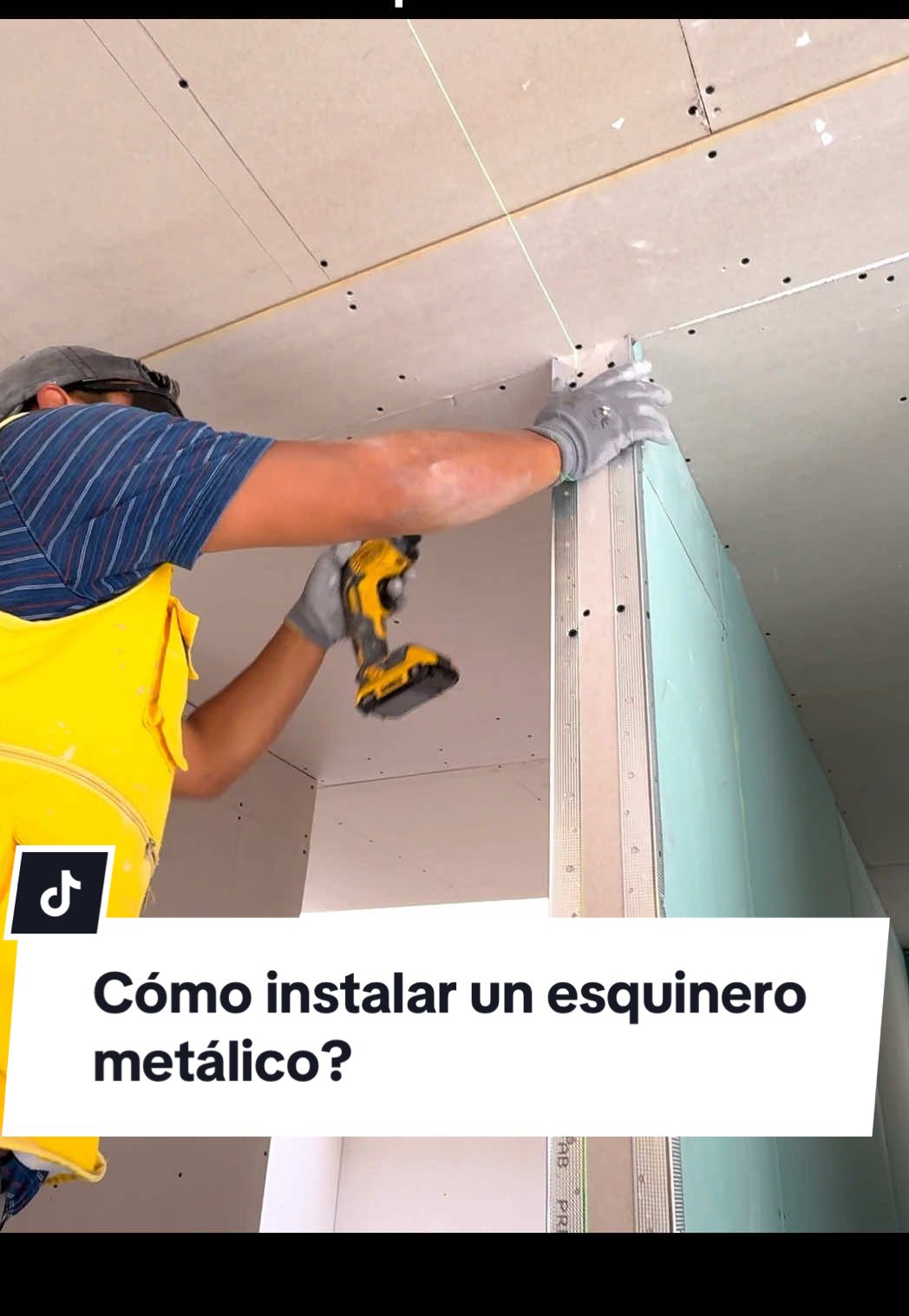 Cómo instalar de manera correcta un esquinero metálico en una pared de Drywall. Si quieres ver el vídeo completo ve a nuestro canal de YouTube. #drywall #construction #esquinerodrywall #ideas #drywallkazproyectos 