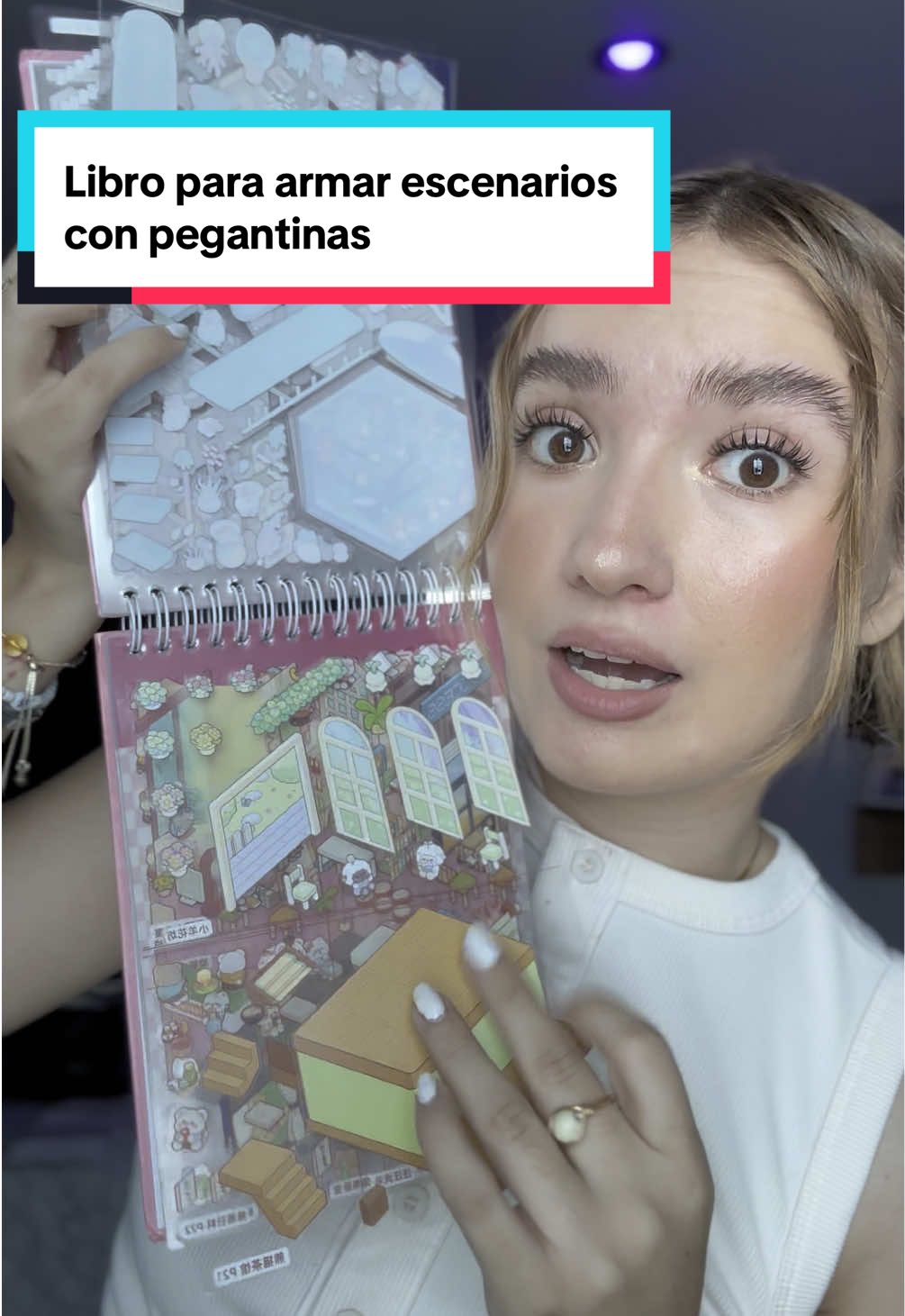 ✨ Este libro de stickers te deja armar escenarios que parecen sacados de otro planeta 🔍📖 ¡Una joya para coleccionar o regalar!😍 #LibroInteractivo #Micromundos #StickersLovers #ArmaTuEscena #CosasÚnicas #TikTokShop #Pegatinas #LibroCreativo #MiniMundos #fypage 