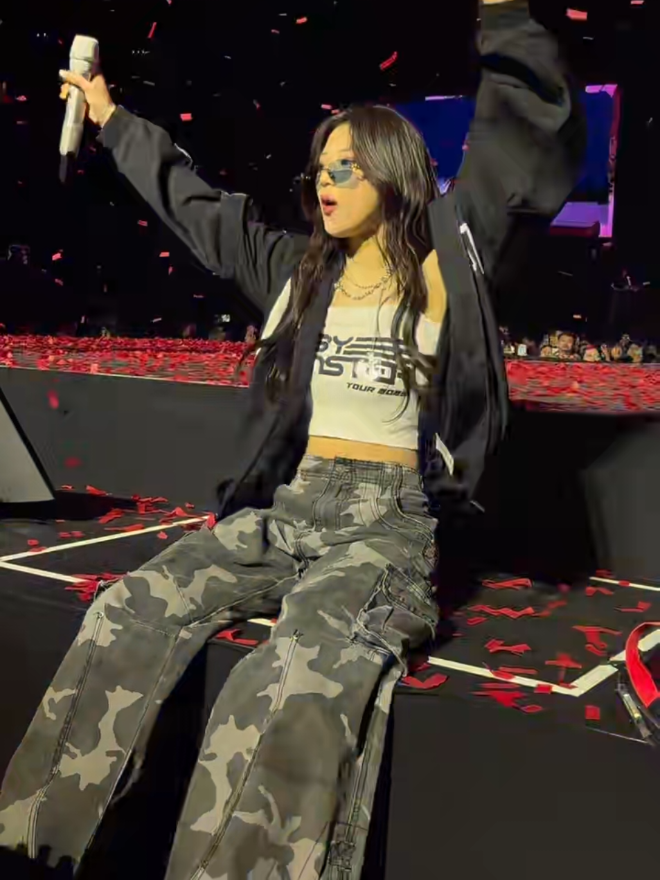 SO PRETTY!! RUKA throws confetti to fans at Seattle😆♥️  _ ©️ 手套艺术 Babymonster seattle concert encore ruka Hello monsters concert #RUKA #BABYMONSTER #루카 #베이비몬스터 #KAWAIRUKA 베이비몬스터 루카