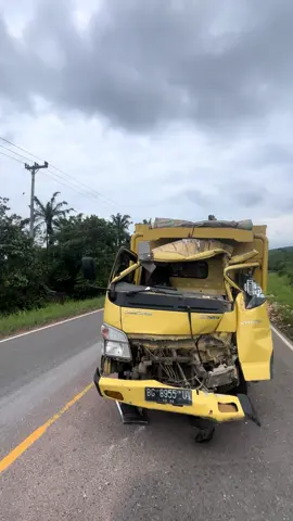 Semoga lekas membaik di mudahkan segala urusannya sam laka km 85 truck angkut batu bata dgn truck Treler #cctvlintas_merlungsr #lakalantashariini #lintassumatra #jambimerlung #lintassumatra 