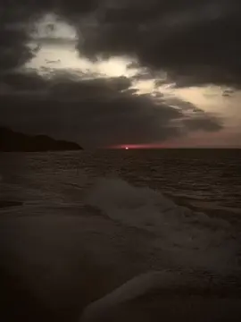 Sama seperti awan hitam, aku menanggung berat yang tak terbagi, menggumpalkan resah di dada langit hingga hujan pun lahir sebagai rindu. Mengapa tak terasa bagimu, bahwa setiap tetes yang jatuh adalah doa yang pecah dalam diam, menyamar jadi kesejukan di pipi bumi. Aku menyambutnya bagai anak kecil yang berlari di bawah rinai, tertawa di antara dingin yang menggigil, padahal di dalam dadaku ada petir yang tak pernah reda. Kupanggil hujan ini bahagia, agar kau tak melihat betapa rapuhnya aku. Seperti bunga yang rela basah, asal masih dapat menengadah ke langit, aku rela terluka, asal dapat tetap menatapmu seolah segalanya baik-baik saja. Dan jika esok mendung kembali datang, biarlah aku menamainya syukur, meski ia sejatinya adalah luka yang kupeluk serupa anugerah. _Gadis penelan luka. . . . . . . . . . . . #katakata #tulisantangan #views #terluka #fyp 