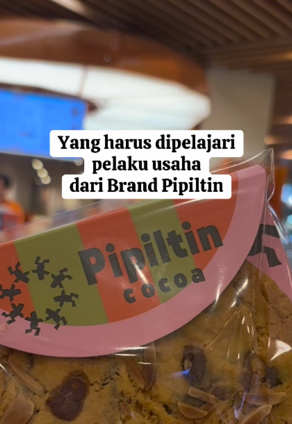 Brand ini udah berdiri sejak 2013 loh, yang mana sudah melalui dan survive kala pandemi juga. Di post sebelumnya aku fokus ke minuman bubuk mereka, kali ini aku ulik lebih dalam gimana banyak insight pemasaran yang menarik untuk #umkmindonesia terapkan. Di poin 1, bukan berarti harus buka stand di mall, tapi sesimpel ikut pameran, bazar, dan kompetisi itu juga penting. Selain itu selalu ingat: PRODUCT IS THE KING PACKAGING IS THE QUEEN Jangan lupa buat desain kemasan yang cakep, copywriting yang ringkas tapi kuat, dan brand color yang digunakan secara konsisten.  Orang memilih lebih dulu dengan mata mereka 😊 Terakhir, konsistensi dan kegigihan tentu saja buat ga henti inovasi dan buat variasi. Been a fan of yours @Pipiltin Cocoa Official 🫶🏼 #produklokalindonesia #produklokal #banggabuatanindonesia #coklatviral 