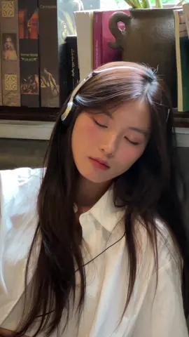 “ Khi tôi nhìn vào mắt cô ấy… Tôi thấy cả khu rừng đang khóc Không phải bằng nước mắt…   Mà bằng sự im lặng….”