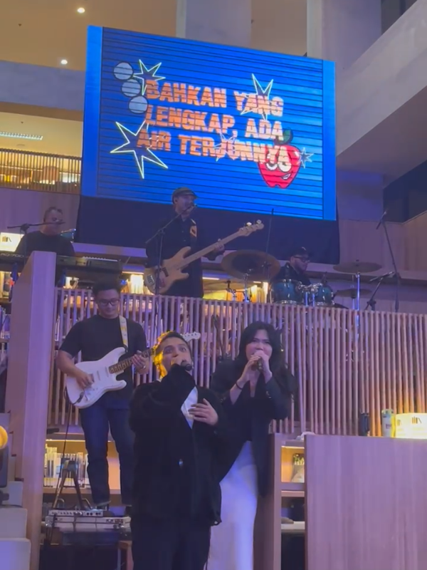 aaa akhirnya bisa dengerin lagu ini secara langsung🤍 @Sal priadi #malangsantaisayang #malang  #fyp #salpriadi  #perpustakaan 