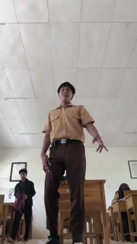 🫨#fyp #trend #anaksekolah #jetholyday #lompat 