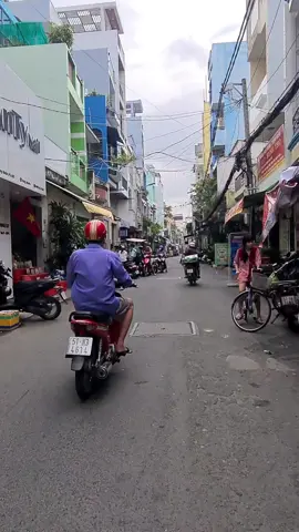 Xôi Mặn. Ở số 106i/43 Lạc Long Quân phường Bình Thới quận 11, xôi mặn giá là 20k, còn xôi vò sầu riêng thì 15k. Xôi mặn ngày nào cũng bán, còn xôi vò bán thứ 2, xôi gấc bán thứ ba, xôi vò bán thứ tư, xôi đậu phộng bán thứ năm, xôi vò bán thứ sáu, xôi lá cẩm bán thứ bảy còn chủ nhật thì nghỉ. Xôi ở đây mình ăn thấy ngon, bán từ lúc 15 giờ cho đến 18 giờ, đến lúc 19 giờ thì nghe nói bán bên đường Nguyễn Thị Nhỏ.