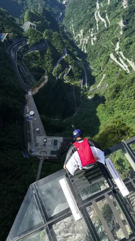 报告！发现一人没买机票就在天上飞！！#travel #trip #zhangjiajie #极限运动