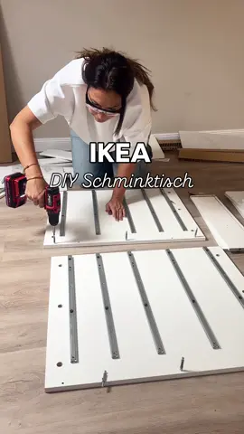 Anzeige | IKEA DIY Schminktisch 💄🔧 Kaum zu glauben, aber Ela wird 13! Ich wollte ihr etwas ganz Persönliches schenken – also hab ich mich an ein DIY gewagt und ihr diesen Schminktisch gebaut.  Die Basis: zwei IKEA Alex-Schränke und die Komplement Glasplatte & Einlegeboden – schnell zusammengeschraubt, aber mit dem richtigen Werkzeug einfach viel entspannter!  Der Akku-Bohrschrauber von @Einhell Germany AG ist nun mein neuer treuer Begleiter 🥰 Gerade bei solchen DIYs liebe ich, dass er angenehm in der Hand liegt (auch für kleine Hände wie meine 😅) und das kleine integrierte LED-Licht ist Gold wert, da ich unbedingt noch fertig werden wollte und es schon dunkler geworden ist. Mit dem bürstenlosen Motor hält der Akku auch richtig lange durch – was bei meinen ausufernden DIY-Sessions echt hilft. 😂 Dass ich einfach zwischen Bohren und Schrauben wechseln kann, macht’s natürlich noch unkomplizierter. (Wichtig: Akku & Ladegerät sind separat erhältlich.) Und hier nochmal die genaue Anleitung zum Schminktisch: 1. Zwei Alex-Schränke aufbauen 2. Glasplatte mit Winkeln dazwischen fixieren 3. Optional: Einlegeboden drunter für extra Stauraum Ich find es ist super schön geworden – und ich bin gespannt, was Ela dazu sagt. 🫶  Was würdet ihr noch reinlegen oder ergänzen?  Schreibt’s mir gerne in die Kommentare!#easyinterieur #makeup #DIY #diyproject #einhell 
