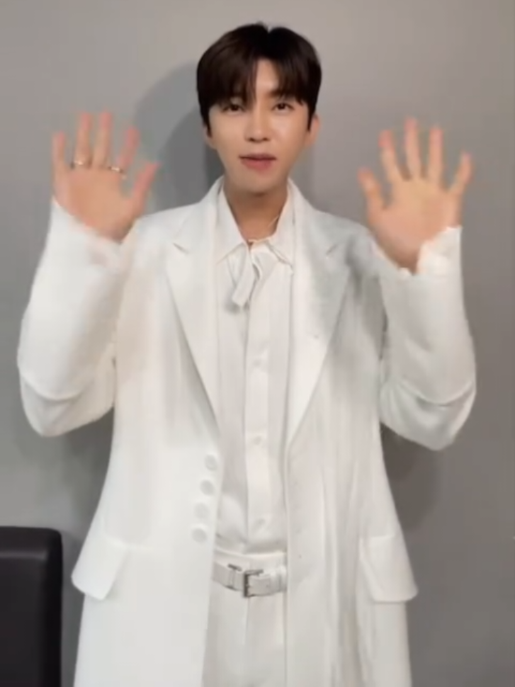 #리그램 - @limyoungwoong.official by @get_regrammer ⠀ 아티스트 임영웅 MBC ‘쇼! 음악중심’ 출연!  미안해 사랑해 고마워 @im_hero____ 남은 음악방송도 많은 관심 부탁드립니다!  #임영웅 #limyoungwoong  #임영웅정규2집 #IMHERO2  #임영웅_순간을영원처럼 